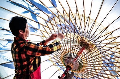 四川瀘州:紙傘制作忙 “非遺”靚市場