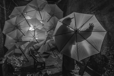 《手工制傘匠人》