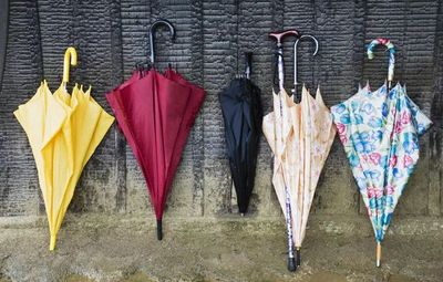 60歲才創業,今靠賣傘一年就掙到20億,逆襲成中國雨傘大王