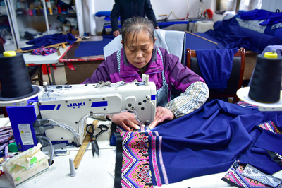 重慶酉陽:"微工廠" 助村民就業增收