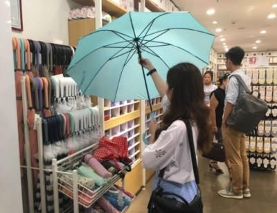 百億上市公司為名創優品打造小雨傘