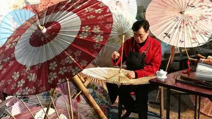 六代人的堅守,他是油紙傘的最后守望者,攜“傘王”破吉尼斯世界紀錄