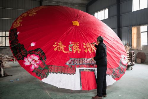 全國(guó)最大油紙傘爆紅 非遺 老手藝 煥發(fā)新生機(jī)